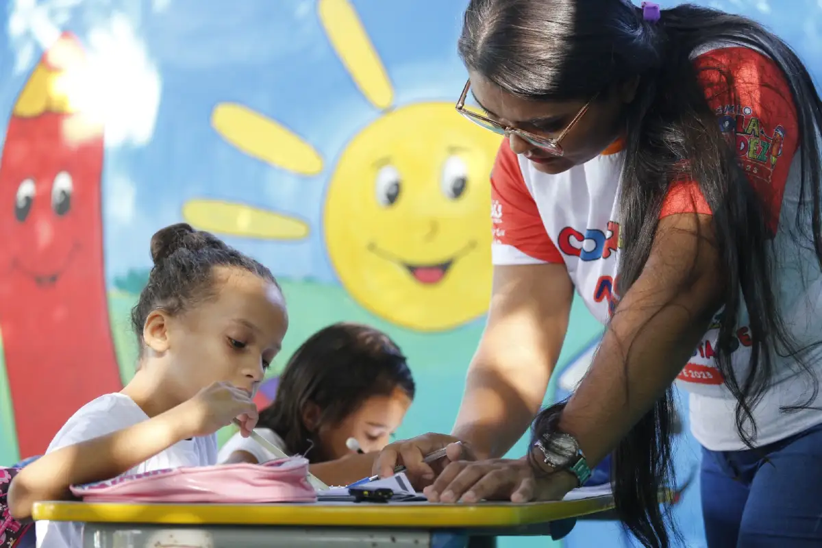 Ceará lidera Brasil em alfabetização infantil na idade correta, superando meta nacional