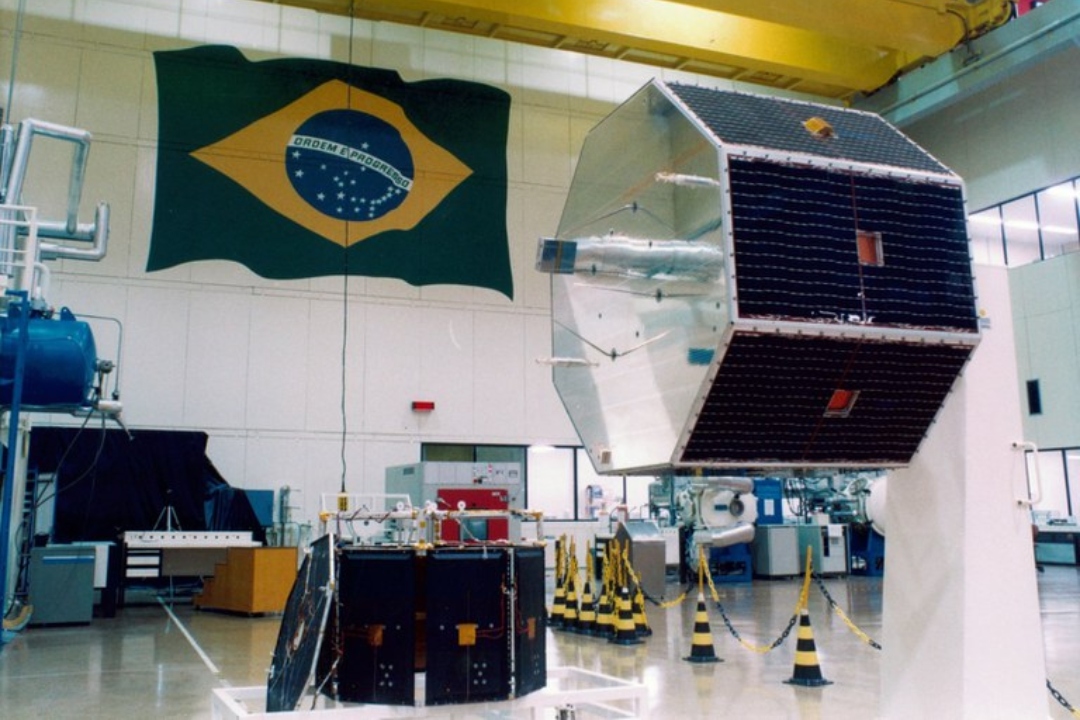 Satélite brasileiro completo permanece em operação após 30 anos