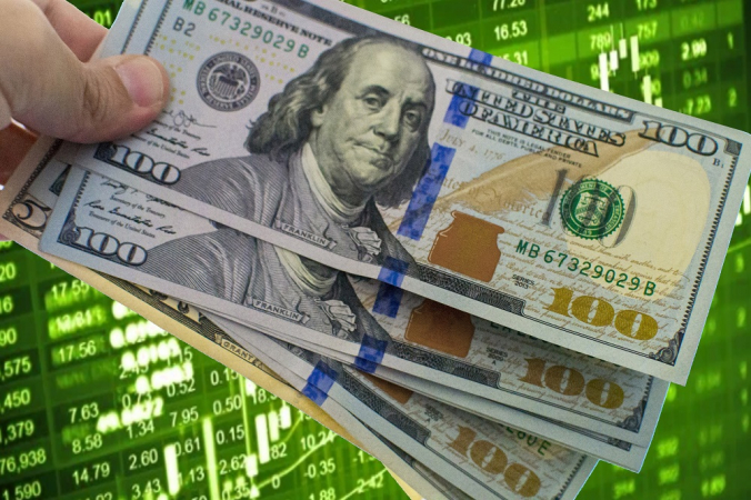 Dólar sobe e Ibovespa tem leve queda em meio à cautela sobre julgamento de Bolsonaro