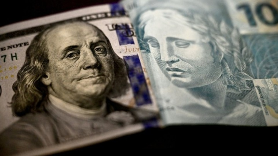 Dólar cai e Ibovespa atinge recorde histórico nesta segunda-feira