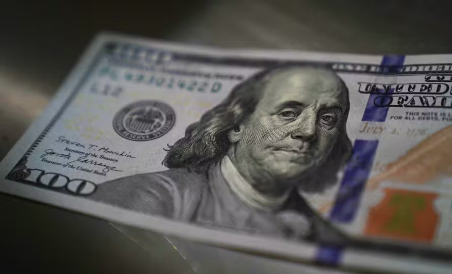 Dólar encerra abaixo de R$ 5,30 pela primeira vez em mais de um ano, enquanto Ibovespa atinge novo recorde