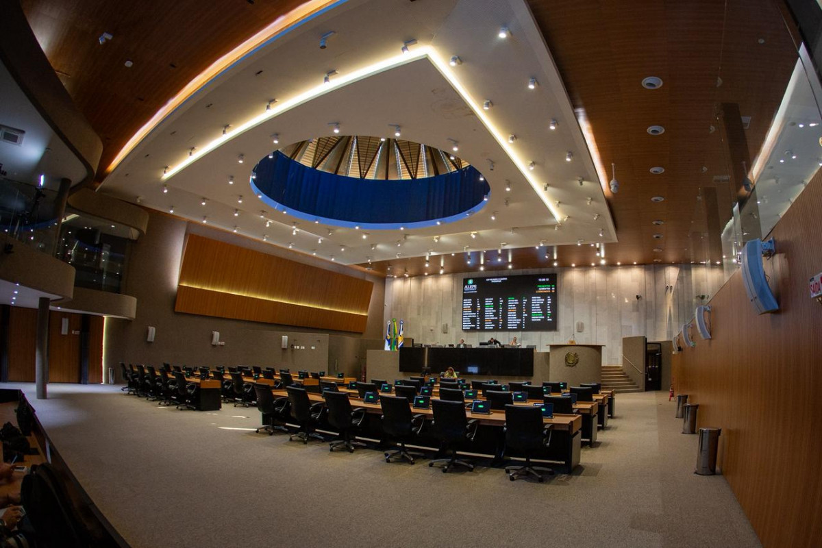 Alepe aprova escala 4×3 e indenização para servidores de alto escalão