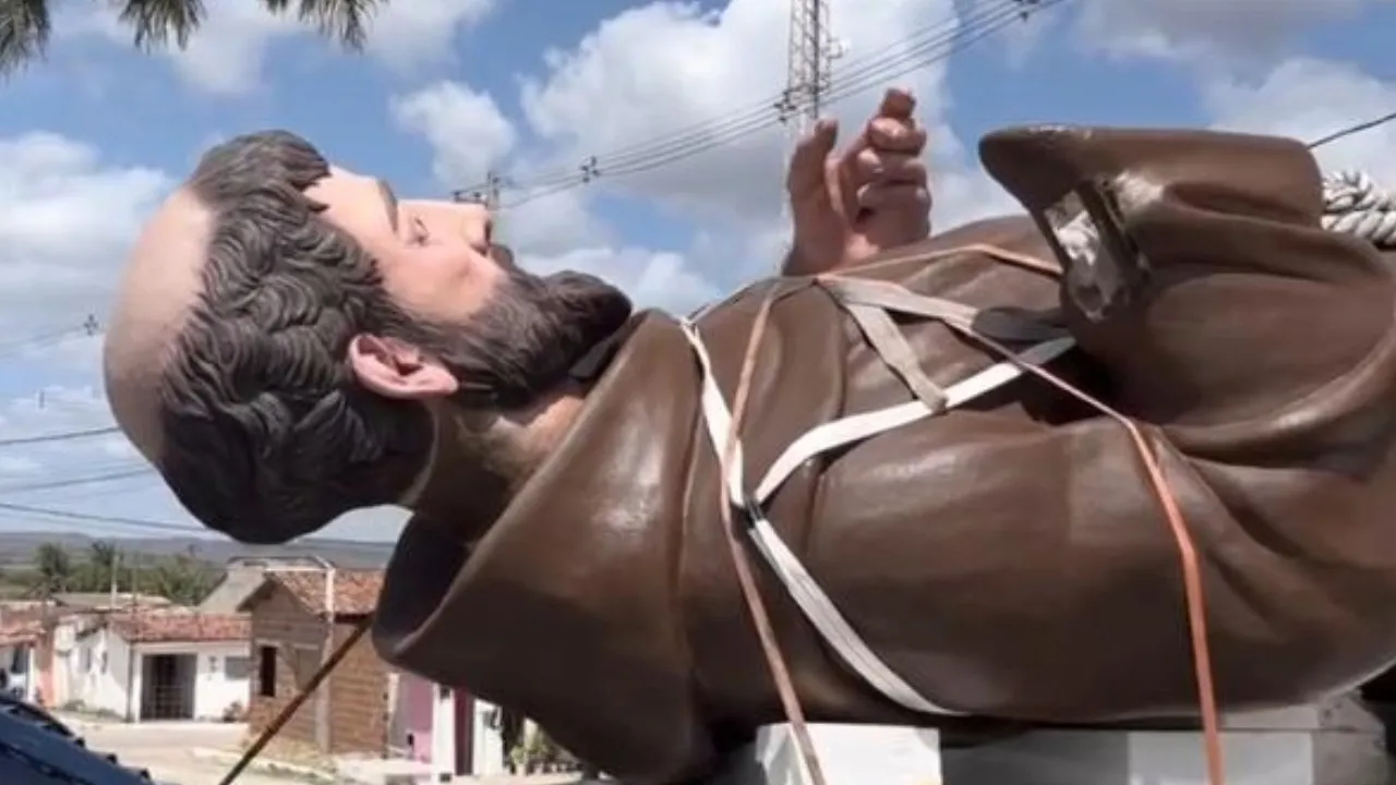 Estátua de São Francisco de Assis de 18 metros é inaugurada no RN
