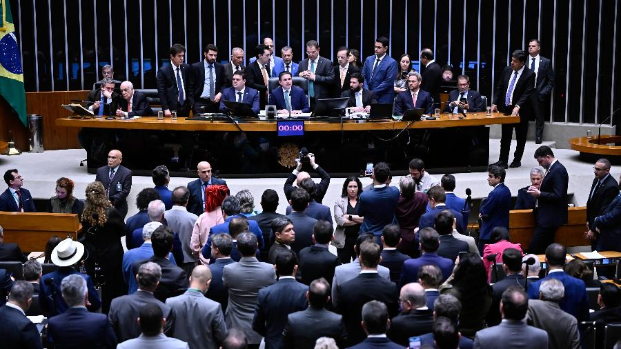 Deputados do MA votam sobre redução de penas para Bolsonaro e condenados