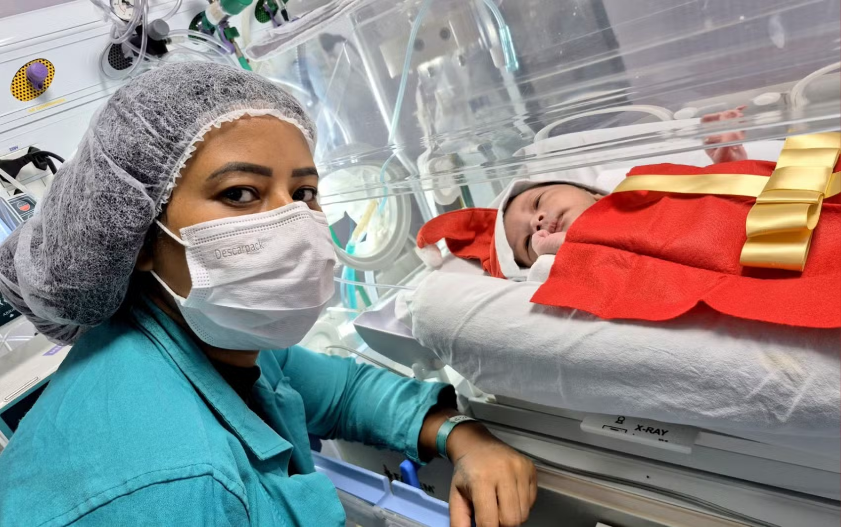 Bebês na UTI ganham ensaio fotográfico natalino em hospital da Bahia