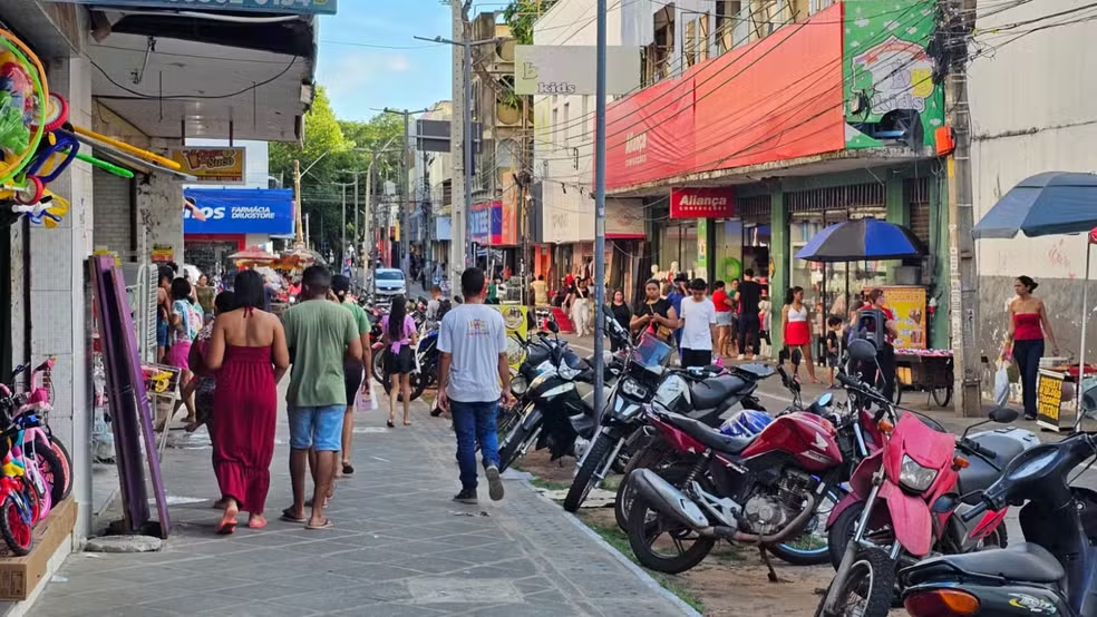 Vésperas do Natal movimentam comércio no centro de Teresina em dezembro