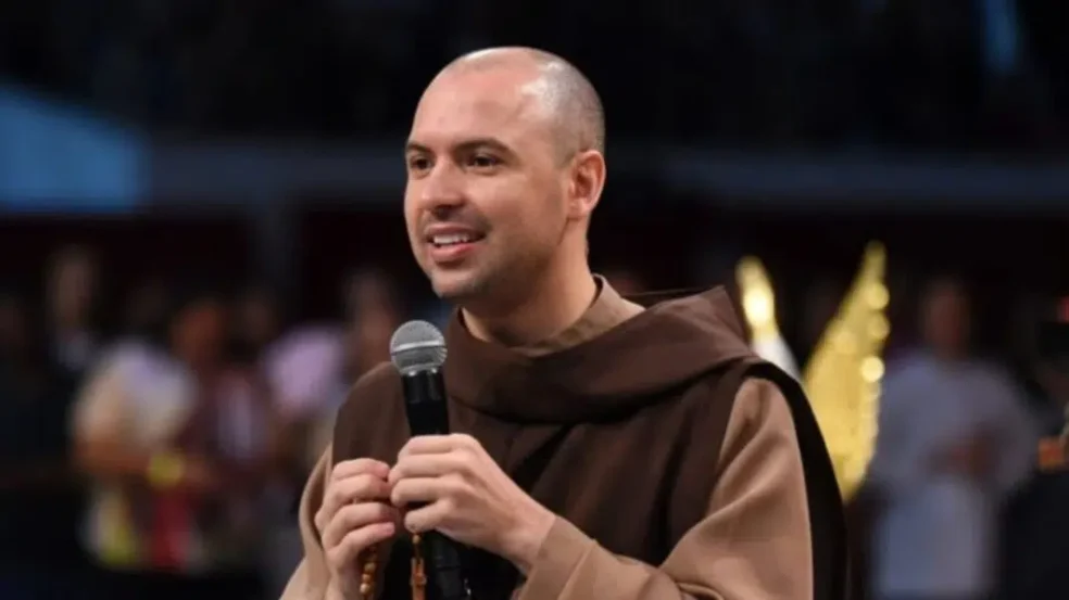 Frei Gilson reúne multidão em show gratuito na Orla de João Pessoa