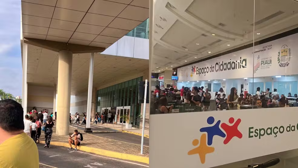 Filas e poucas vagas marcam último dia para emissão da nova Carteira de Identidade