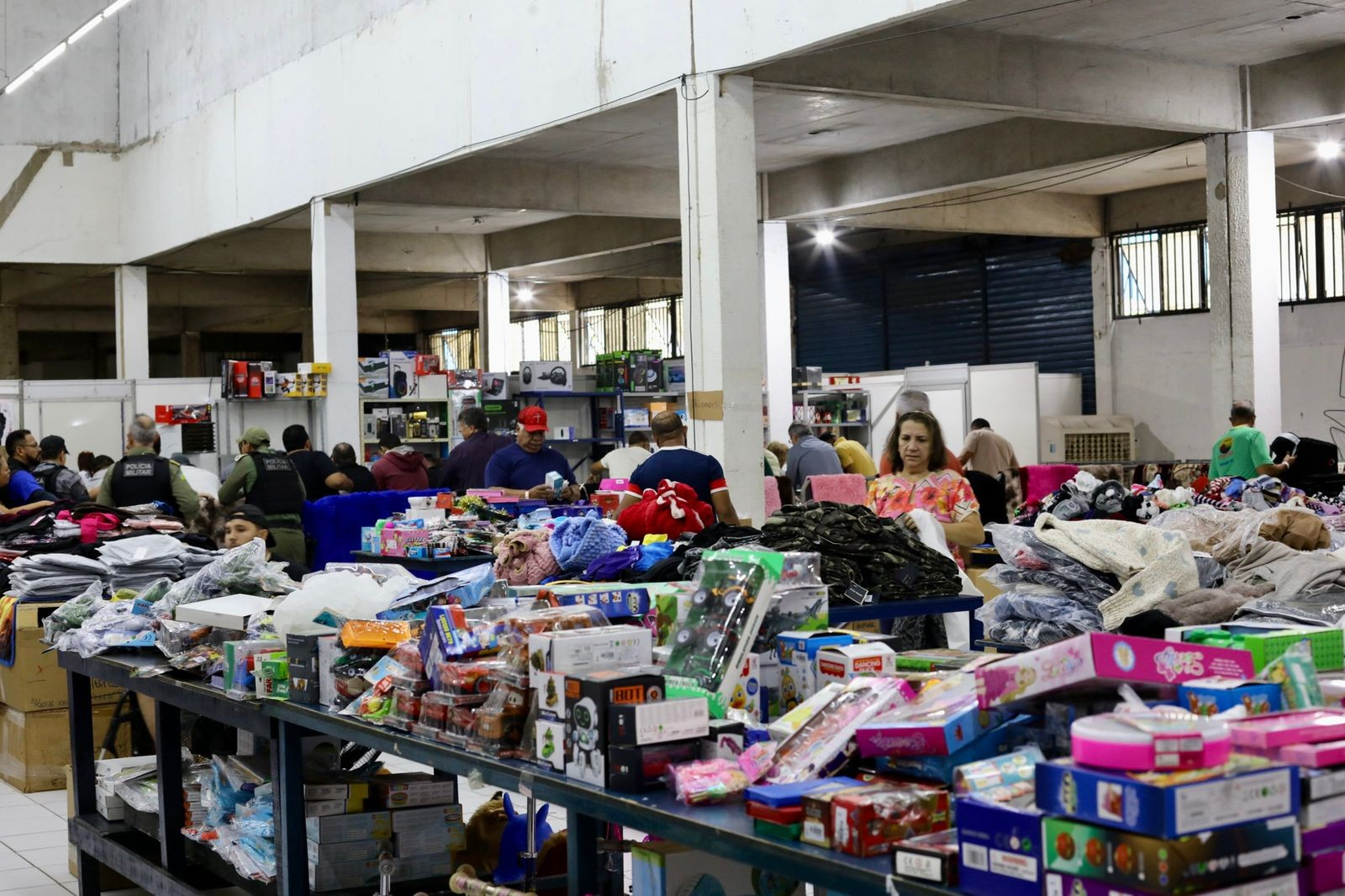 Bazar solidário em Teresina oferece eletrônicos, roupas e brinquedos