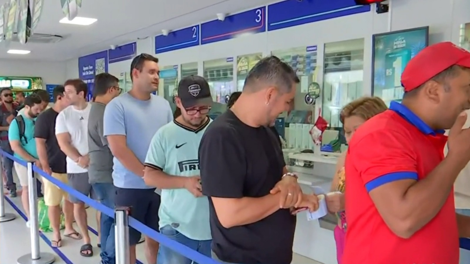 Apostadores fazem filas em lotéricas de Fortaleza para aposta na Mega da Virada