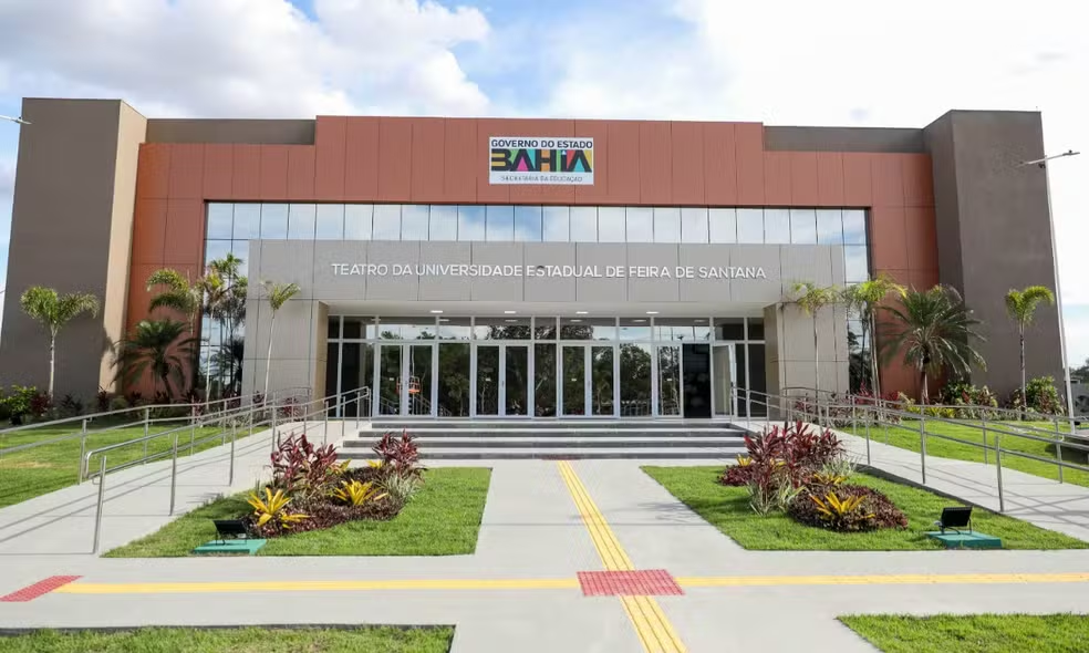 Uefs inaugura teatro em Feira de Santana com show de Rachel Reis