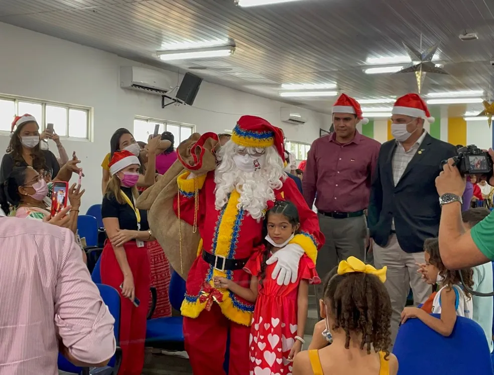 Papai Noel dos Correios inicia entrega de presentes para crianças em Teresina