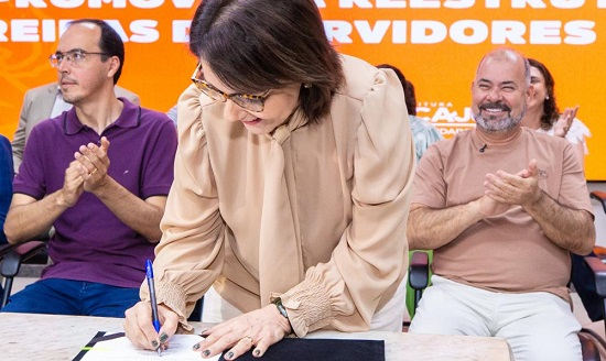 Prefeita de Aracaju sanciona leis de reestruturação de carreiras dos servidores municipais