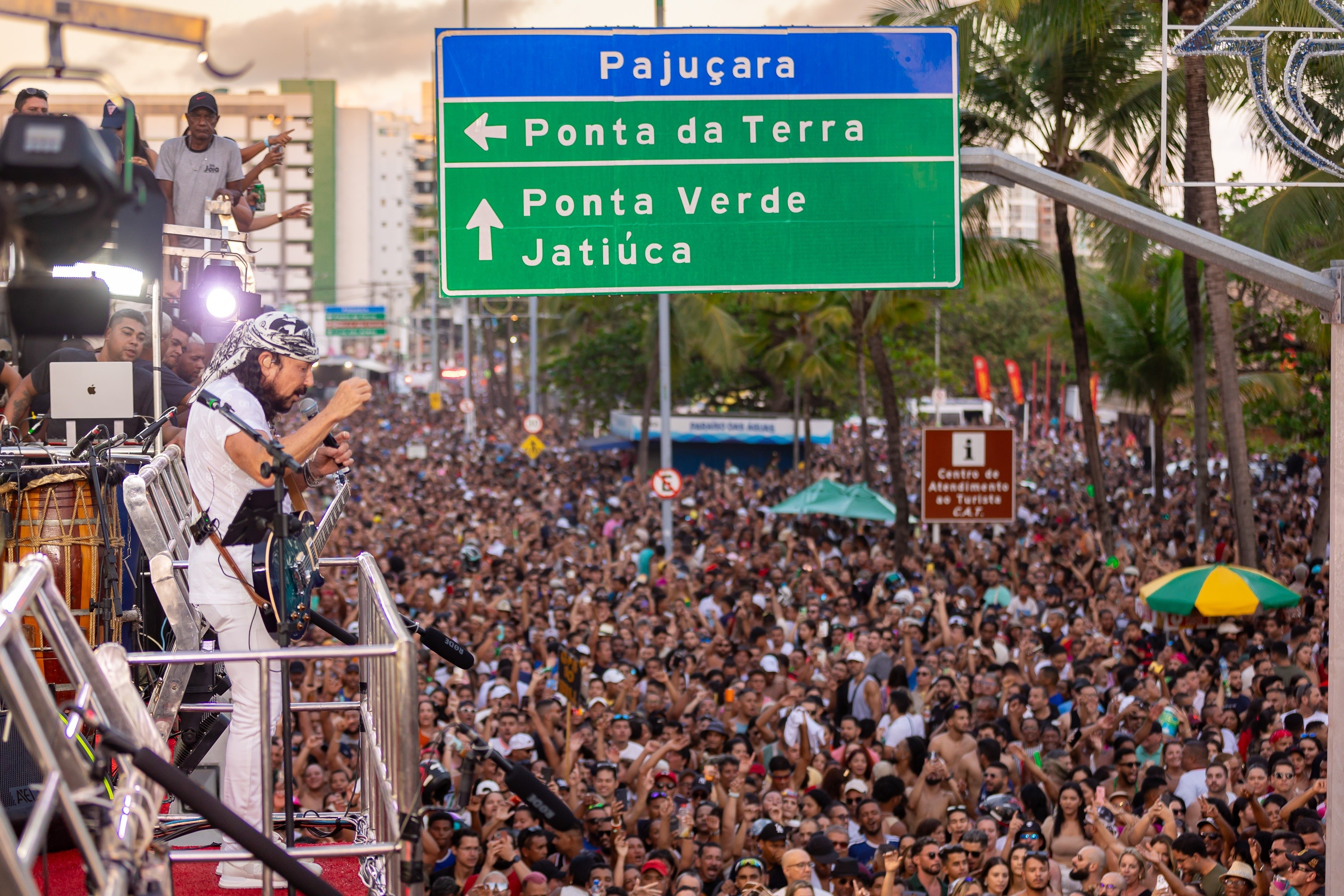 Arrastão do Bell reúne milhares na orla de Maceió com bloqueios viários