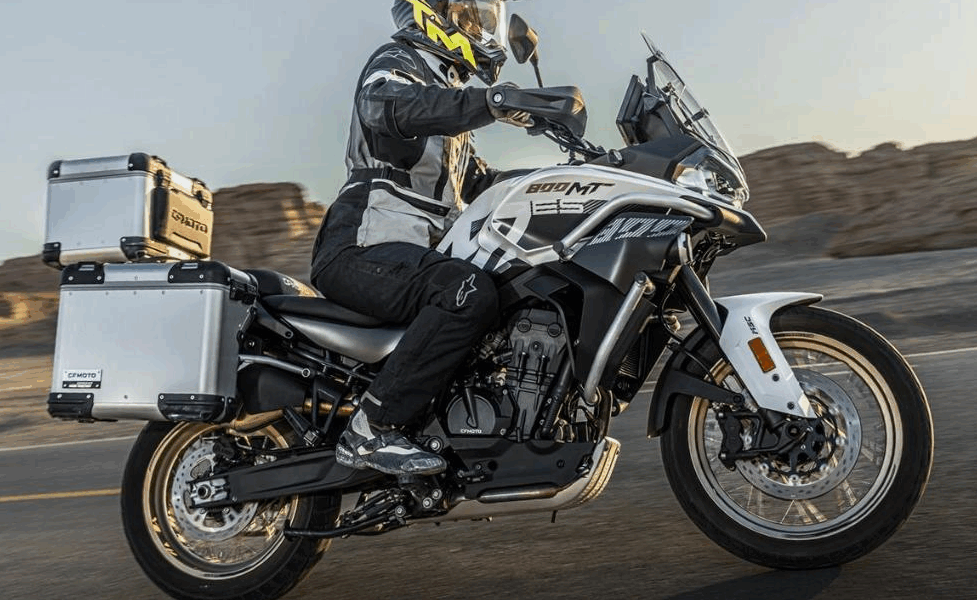 CFMoto lança 800MT ES com suspensão semiativa visando o Brasil em 2026