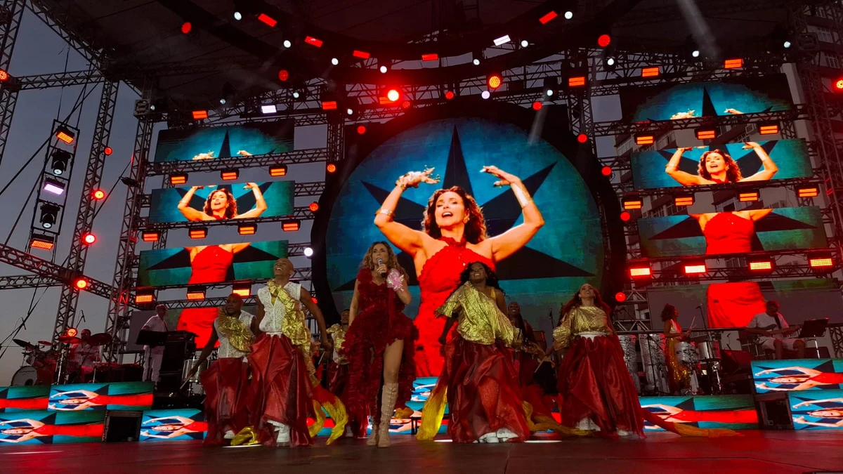 Daniela Mercury presta homenagem a Mãe Carmen no pôr do som em Salvador