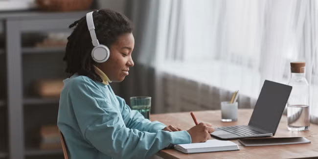 Excesso de fones de ouvido pode comprometer audição e concentração alerta a OMS