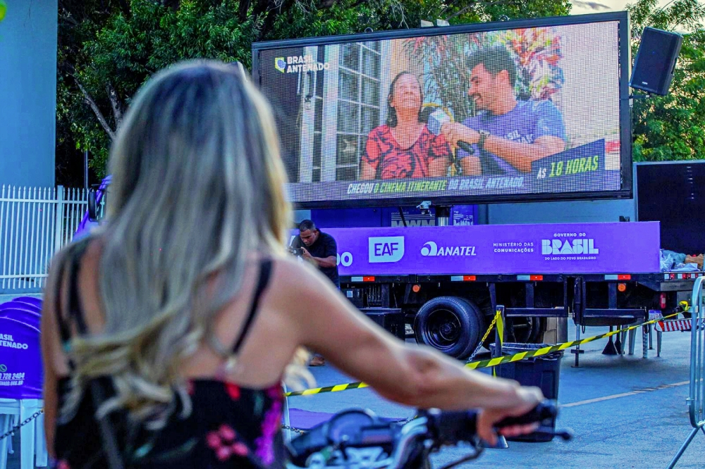 Cinema itinerante no Piauí oferece sessões gratuitas e orientação sobre parabólica digital