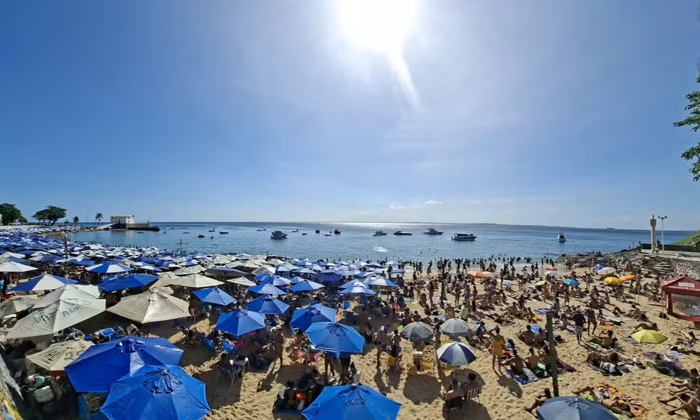 Lei proíbe instalação antecipada de kits de praia no Porto da Barra em Salvador