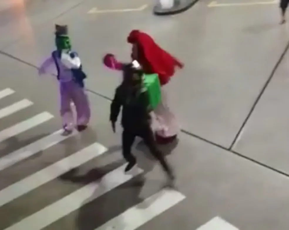 Motoboy chama atenção com acrobacias em carreta da alegria em Natal