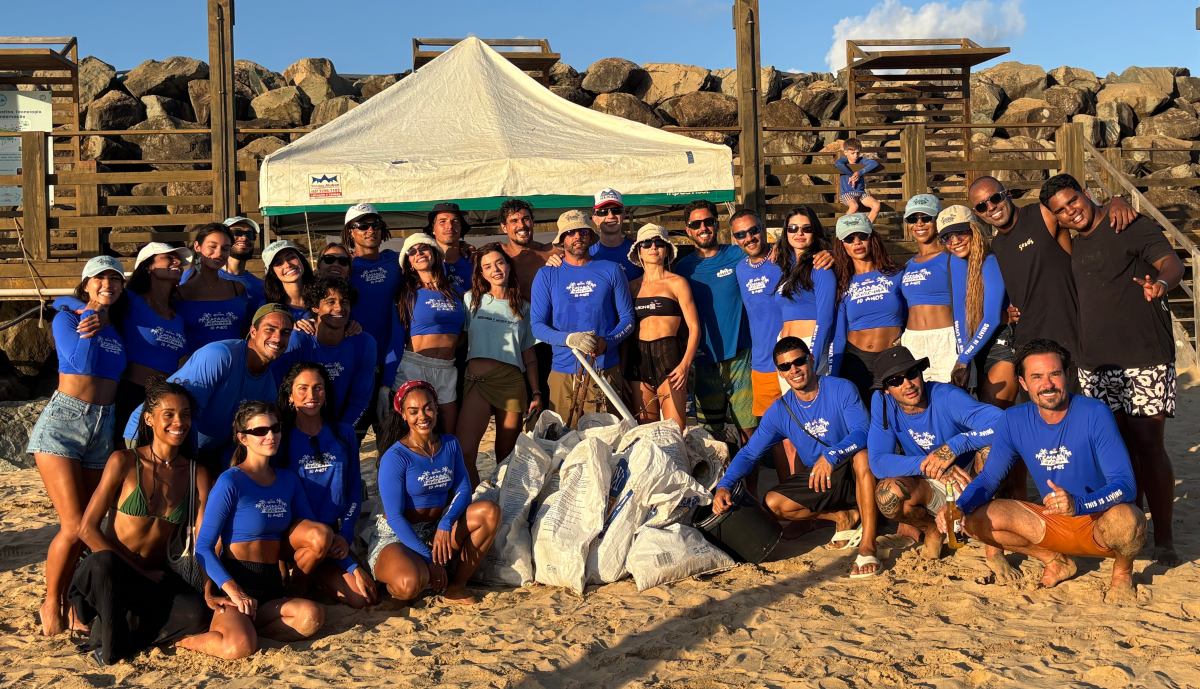 Filipe Toledo e famosos participam de mutirão de limpeza em Noronha