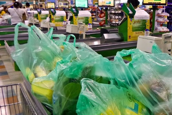 Supermercados em Salvador voltam a cobrar por sacolas plásticas