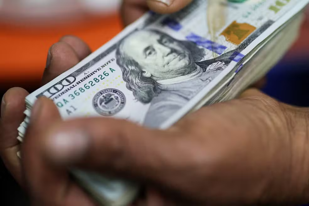 Dólar cai mais de 1% no primeiro pregão do ano por otimismo global