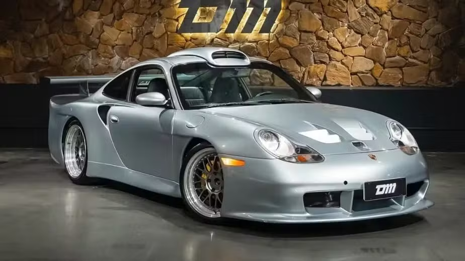 Porsche 911 GT1 Tribute chama atenção por preparação exclusiva em São Paulo