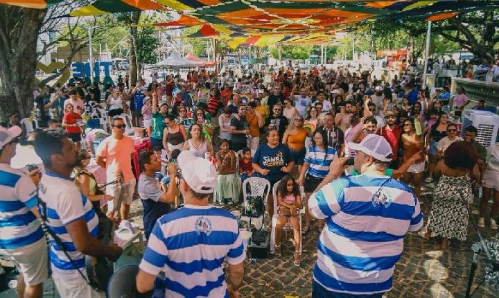 Prévia carnavalesca anima domingos no Centro de Teresina com escola de samba