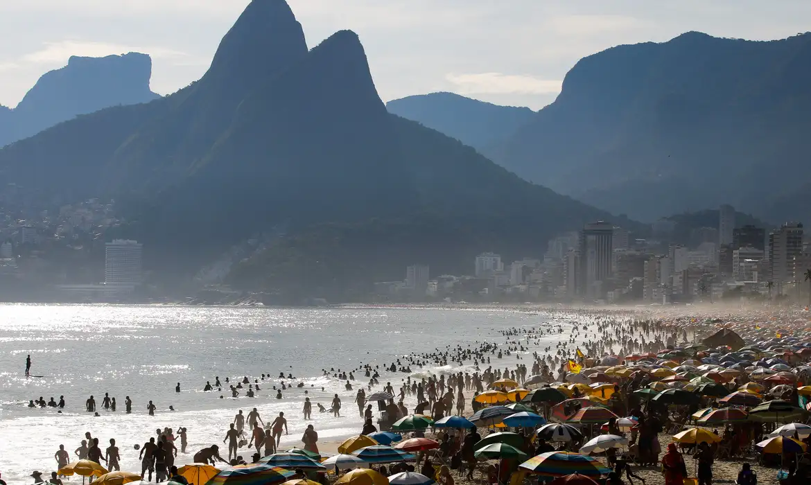 Turismo brasileiro tem faturamento recorde de R$ 185 bilhões em 2025