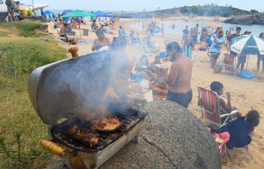 Prefeitura de Camaçari proíbe o uso de churrasqueiras na faixa de areia das praias