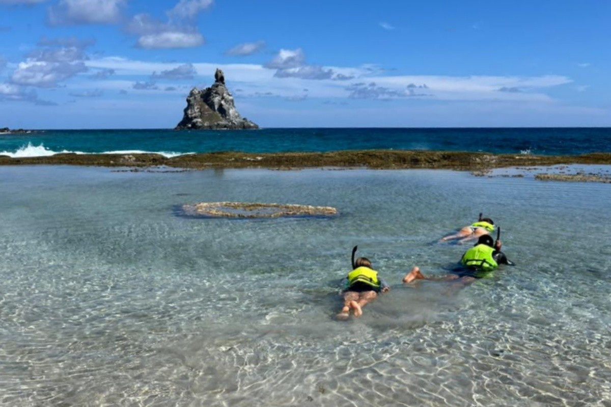 Piscina natural da Praia do Atalaia é liberada para banho em Noronha