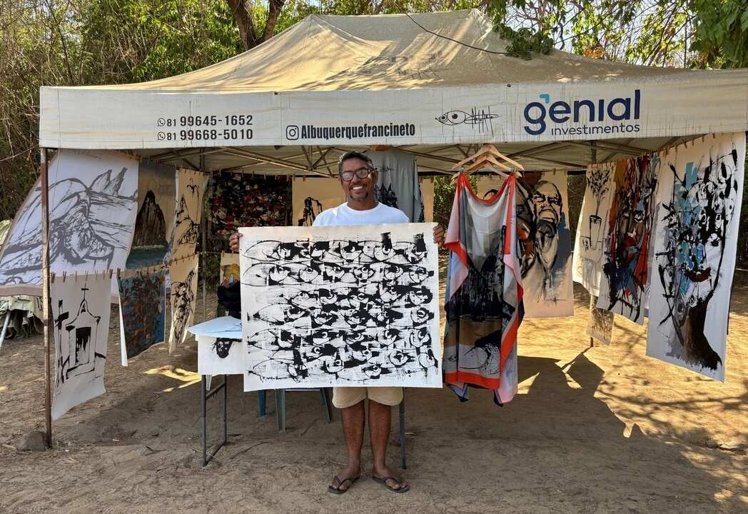 Artista de Fernando de Noronha vende telas na praia para turistas do mundo