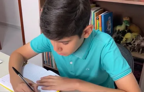 Menino de 12 anos do Sertão encanta com livros infantis e amor pela leitura