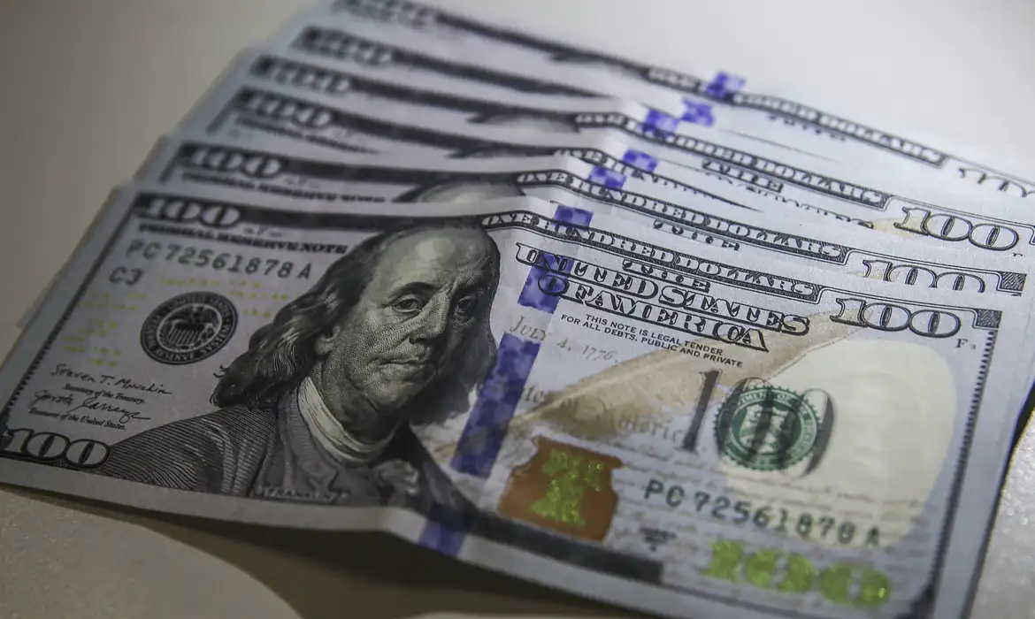 Dólar cai a R$ 5,20 e atinge menor valor em 20 meses no mercado financeiro