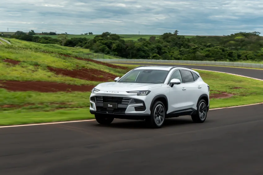 Jetour estreia no Brasil com SUV híbrido plug-in e autonomia de 1.200 km