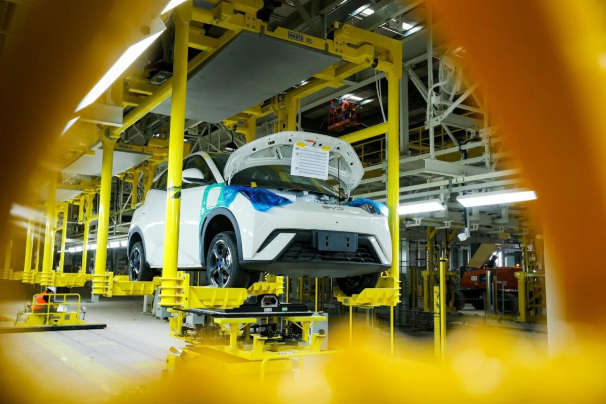 Byd lidera vendas globais de veículos eletrificados e cresce no Brasil