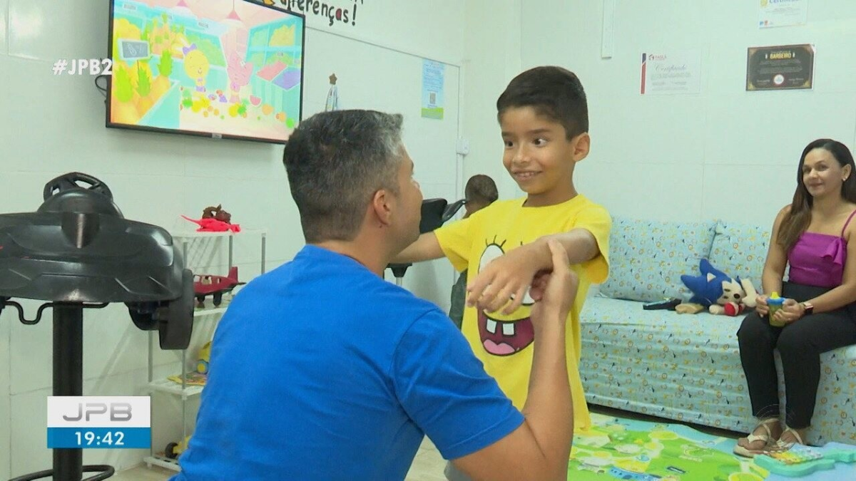 Barbeiro na PB oferece atendimento acolhedor para crianças com autismo
