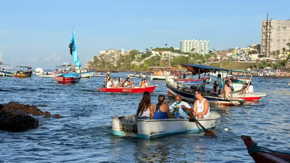 Festa de Iemanjá em Salvador reúne milhares no Rio Vermelho