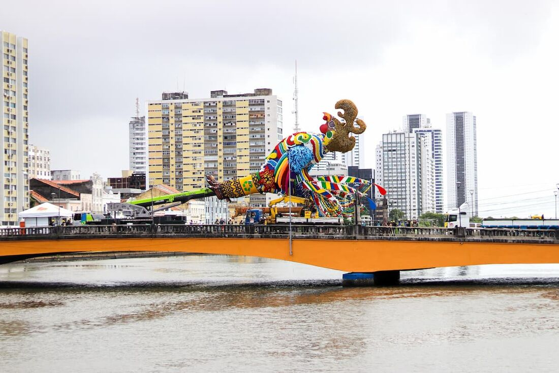 Montagem do galo gigante na ponte Duarte Coelho atrai moradores e foliões