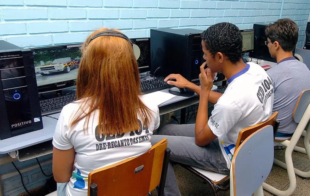 Acesso à internet nas escolas públicas cresce 25% em três anos