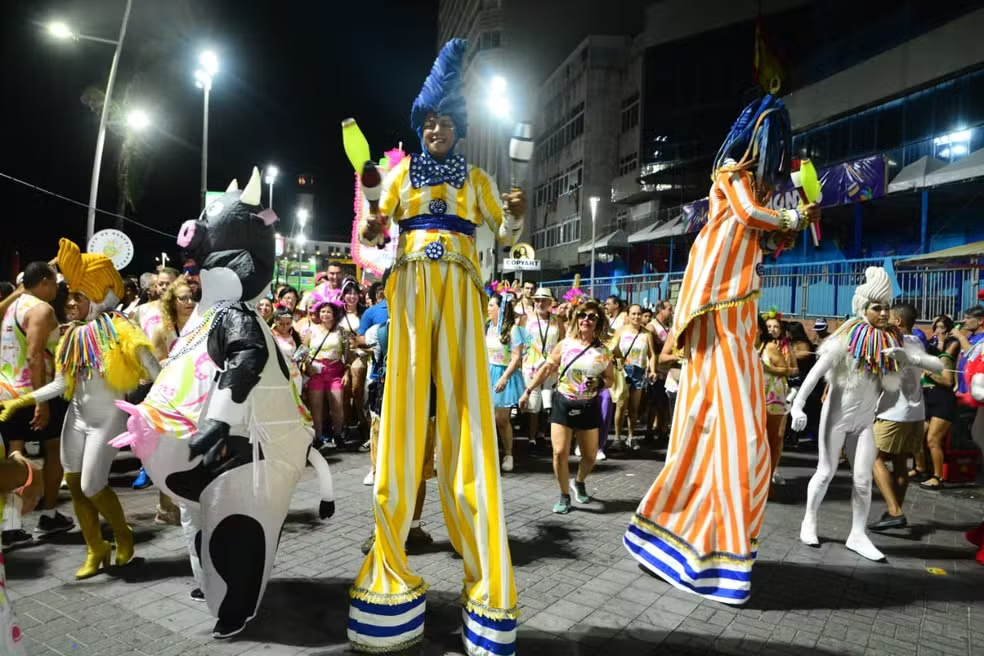 Habeas Copos desfila na última noite do pré-carnaval em Salvador