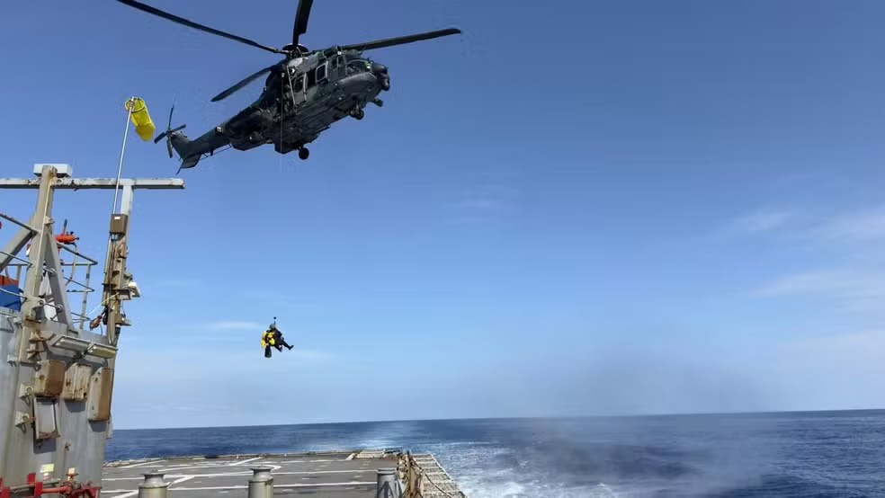 Marinha do Brasil resgata tripulante americano com problemas de saúde em alto-mar
