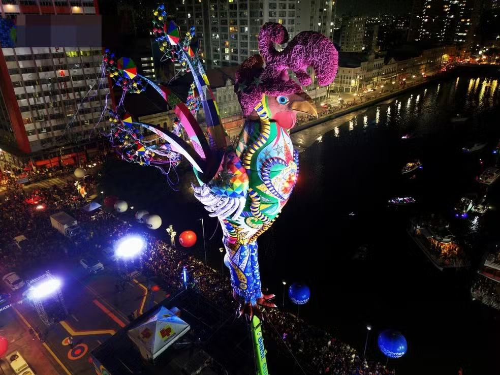 Galo gigante fica de pé para comandar o carnaval no Recife