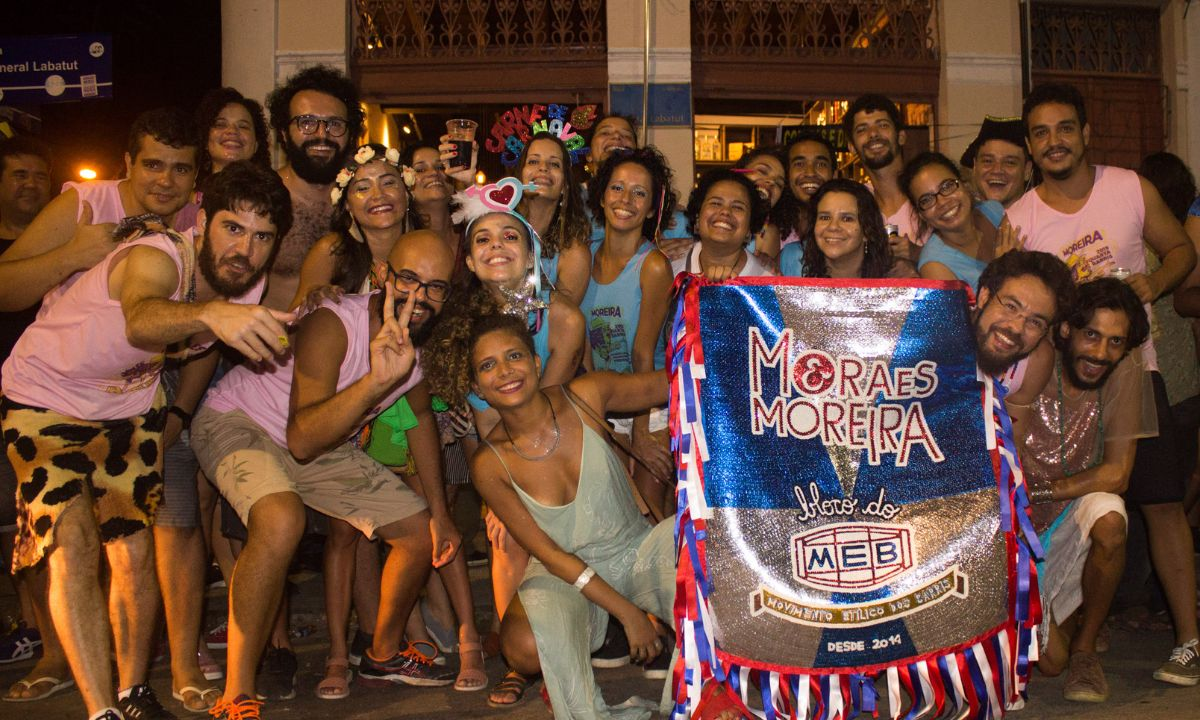 Bloco de carnaval Moraes & Moreira desfila no bairro dos Barris em Salvador