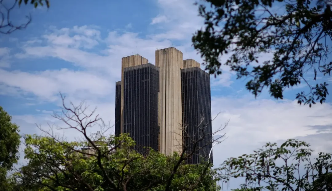 Boletim Focus prevê inflação abaixo de 4% em 2026 e Selic estável em 12,25%