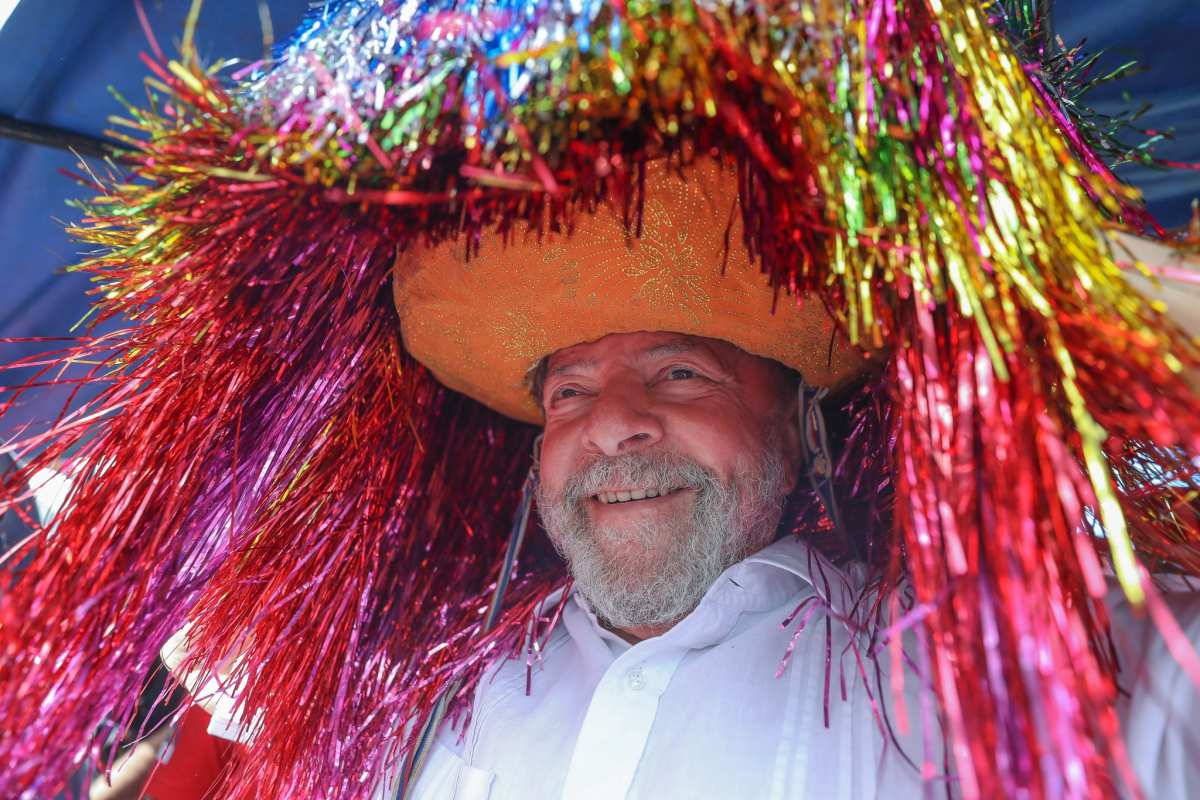 Lula cumpre agenda no Grande Recife com visita a fábrica e desfile do Galo da Madrugada