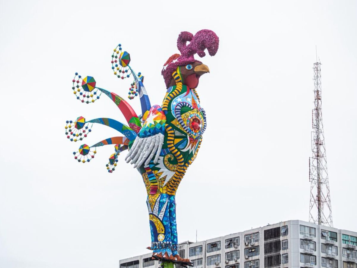 Desfile do Galo da Madrugada 2026 agita as ruas do Recife no carnaval