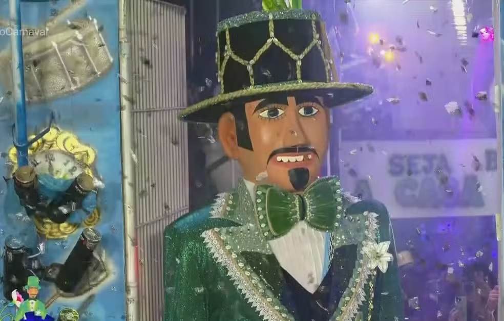 Homem da Meia-Noite desfila em Olinda homenageando maracatus e ancestralidade afro-brasileira