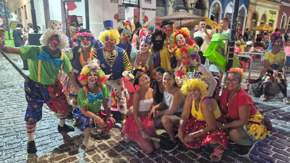 Carnaval no Bairro do Recife reúne palhaços, heróis e mandamentos atualizados